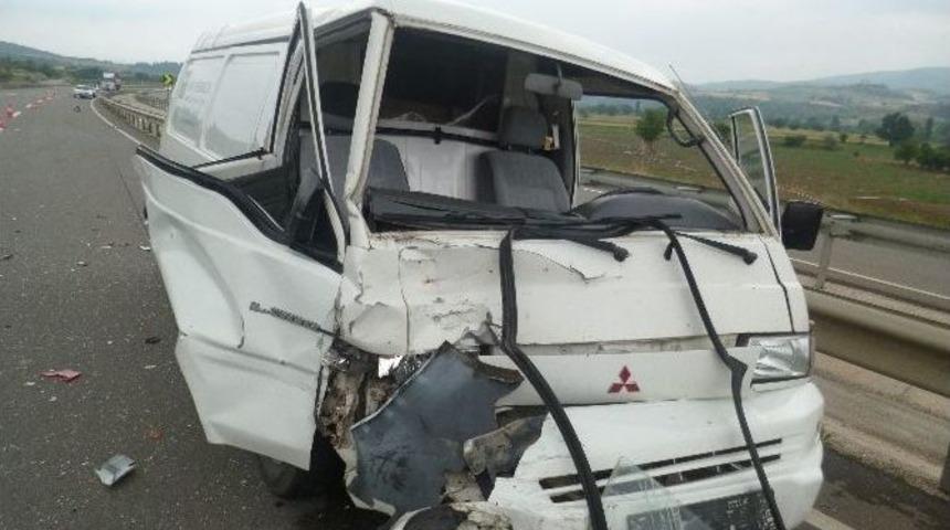 Kamyonet K&ouml;peğe &Ccedil;arpmamak İ&ccedil;in Duran Otomobile &Ccedil;arptı: 1 Yaralı