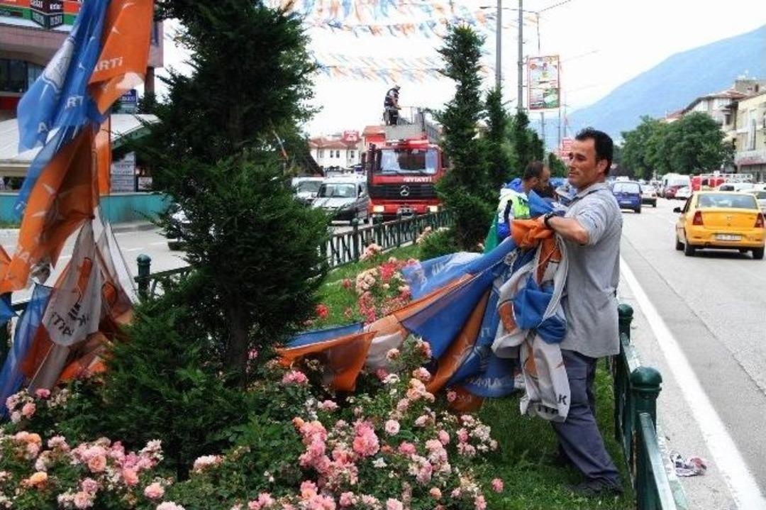 İtfaiyenin Bayrak Toplama Mesaisi