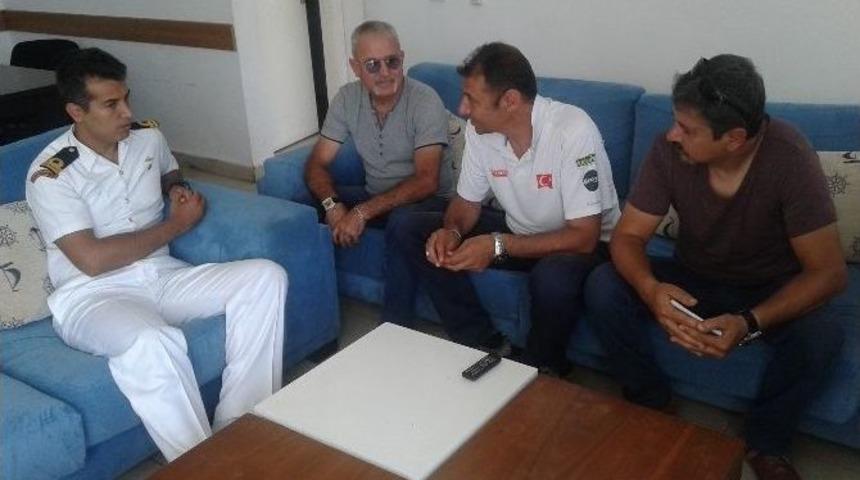 Sahil G&uuml;venlik Komutanına Teşekk&uuml;r Plaketi