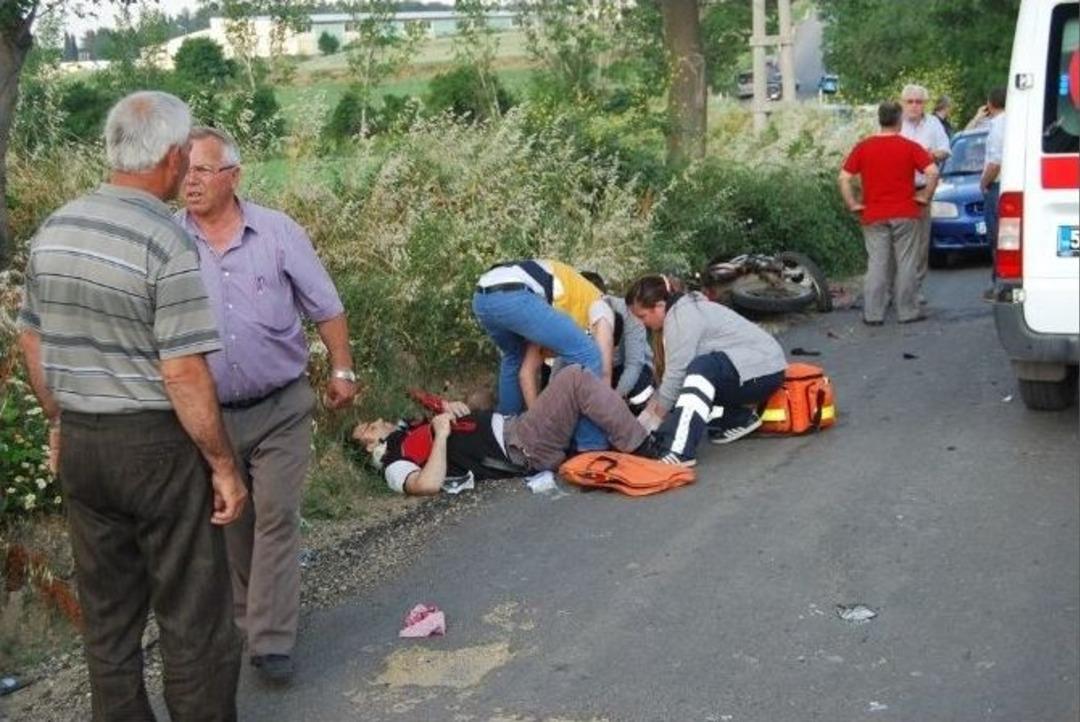 Motosiklet Minib&uuml;s İle &Ccedil;arpıştı: 1 Yaralı