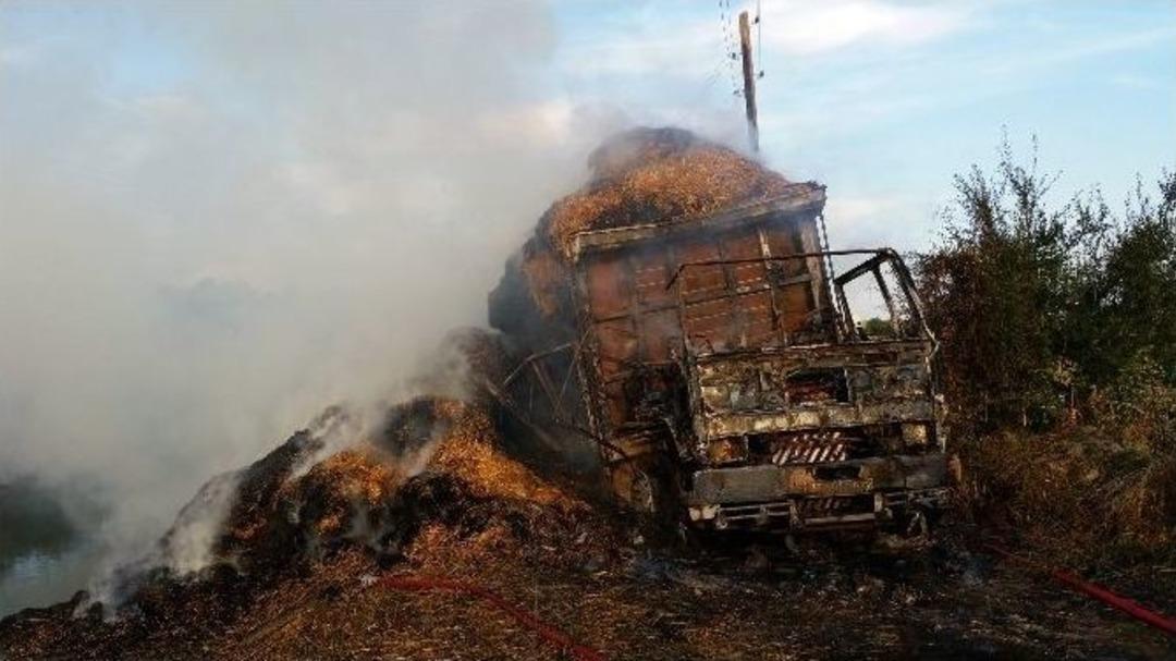 Saman Y&uuml;kl&uuml; Kamyon K&uuml;l Oldu