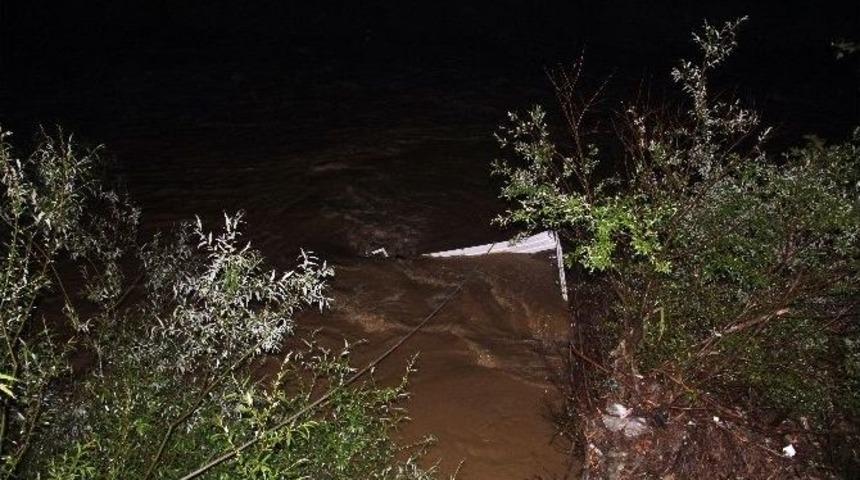 Kamyonet Irmağa U&ccedil;tu: 5 Yaralı