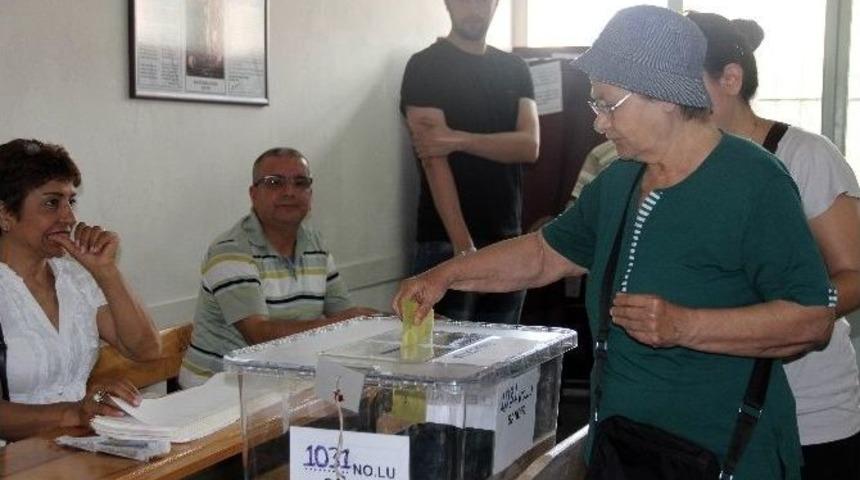 Oy Kullanmak İ&ccedil;in Erkenden Sandıklara Koştular