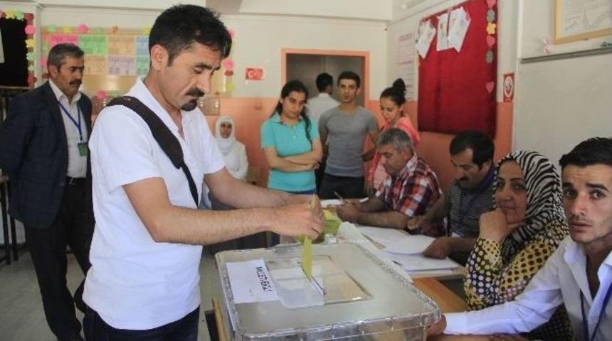 Hakkari&rsquo;de Oy Kullanma İşlemi Başladı