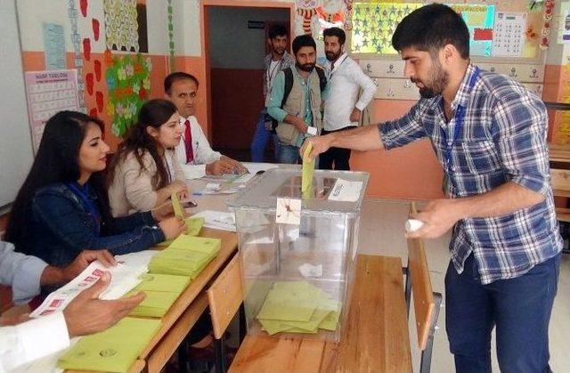 Hakkari’de Oy Kullanma İşlemi Başladı