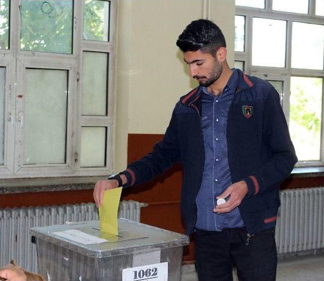 Ağrı’da Oy Verme İşlemleri Başladı