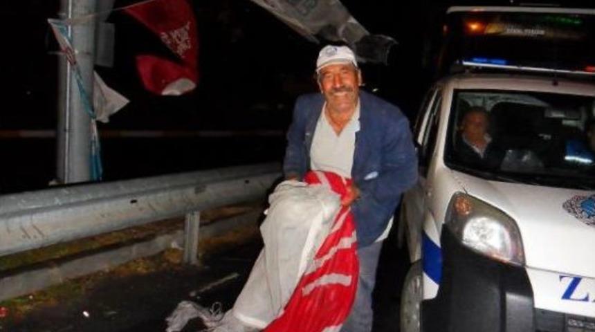 Temizlik Iş&ccedil;ileri Sabaha Kadar Bayrak, Pankart Indirdi