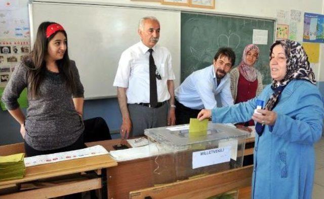 Hdp Eş Genel Başkanı Yüksekdağ, Oyunu Van'da Kullandı