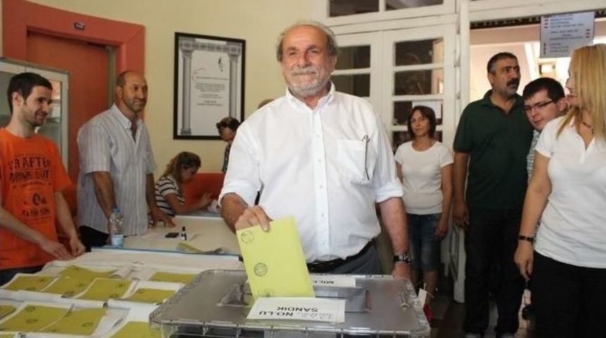 Ertuğrul K&uuml;rk&ccedil;&uuml; Ve Pınar Aydınlar Oy Kullandı