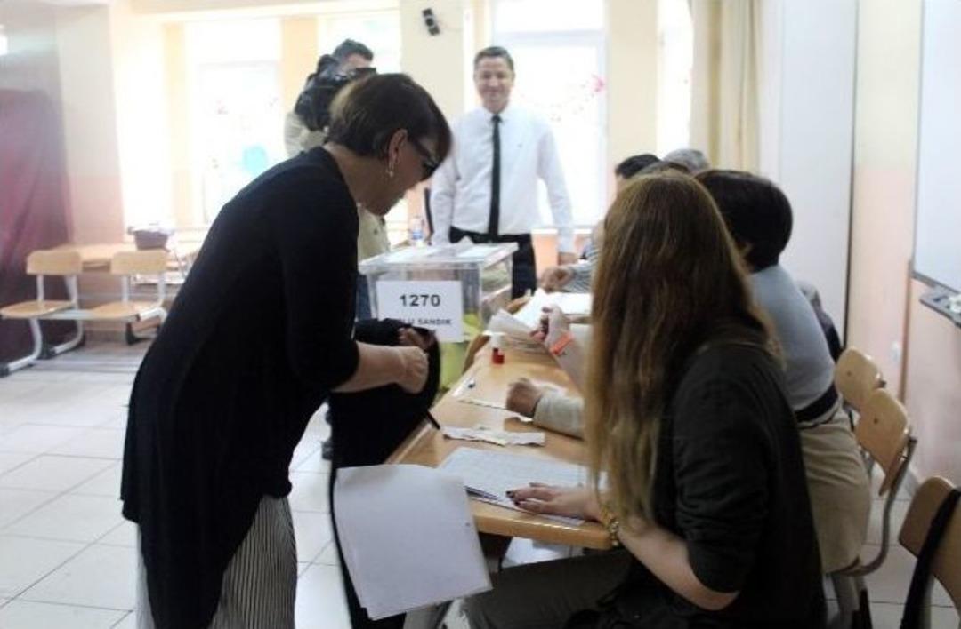 (&ouml;zel Haber) Sezen Aksu Sandık Başında