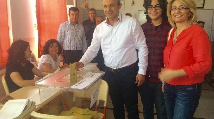 Başkan Akpınar Ve Ailesinin Oy Kullanma Heyecanı