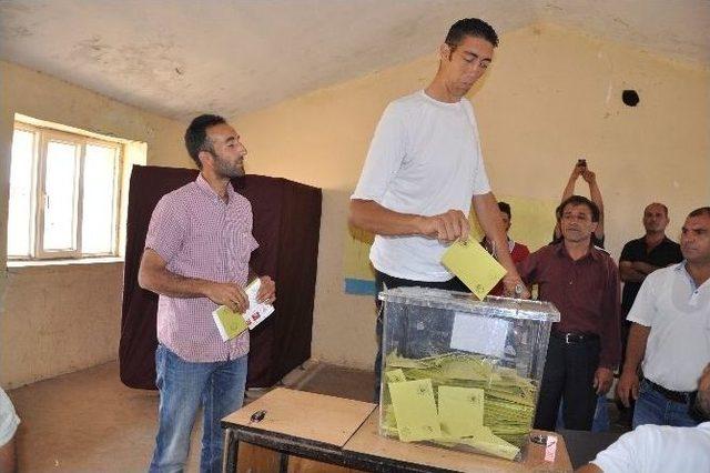 Dünyanın En Uzun Adamı Sultan Kösen Oyunu Kullandı 2