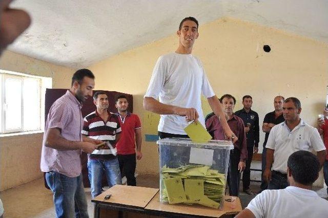 Dünyanın En Uzun Adamı Sultan Kösen Oyunu Kullandı 3