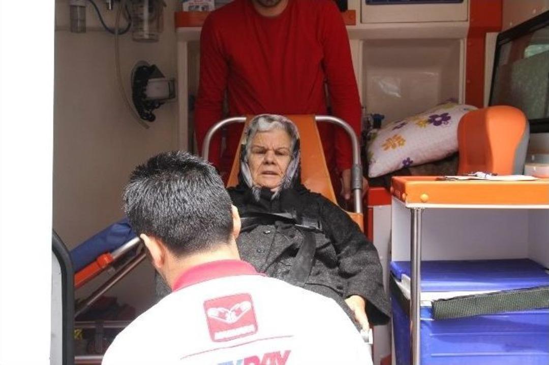 (&ouml;zel Haber) Oy Kullanacağı Okula Sedyeyle Geldi