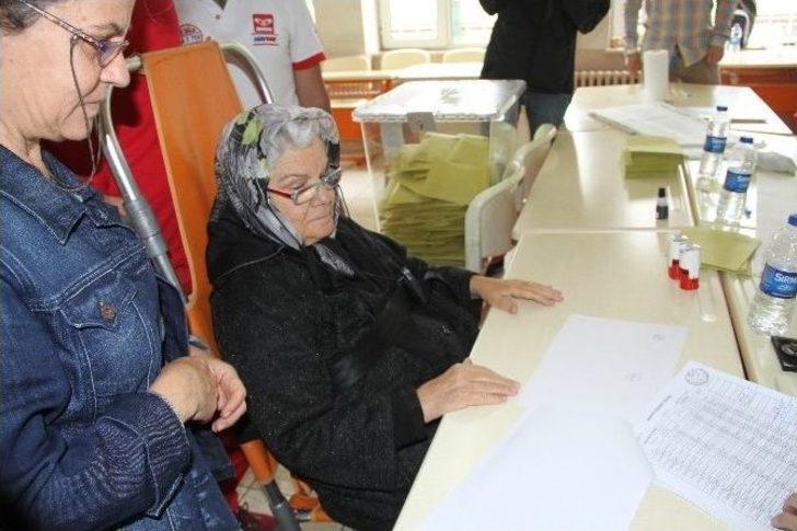 (özel Haber) Oy Kullanacağı Okula Sedyeyle Geldi G4