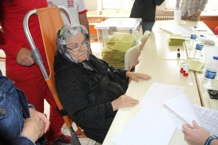 (özel Haber) Oy Kullanacağı Okula Sedyeyle Geldi G5