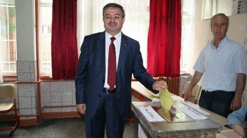 Afyonkarahisar&rsquo;da Ak Partililer Oylarını Aynı Okulda Kullandı