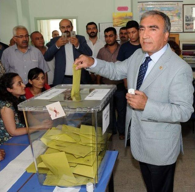 Mersin’de Siyasiler Oyunu Kullandı