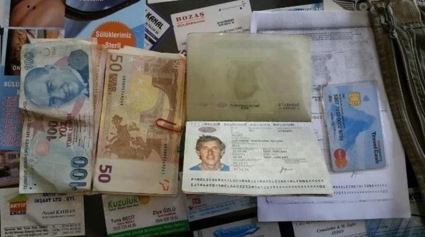 Otelde Unuttuğu C&uuml;zdanı Bel&ccedil;ikalı Turiste Teslim Edildi