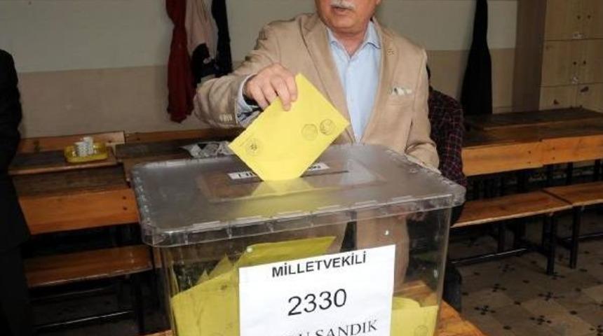 Yeniden / Ekmeleddin İhsanoğlu, Oyunu Yenik&ouml;y'de Kullandı