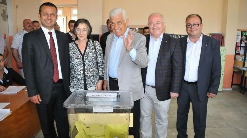 B&uuml;y&uuml;kşehir Belediye Başkanı G&uuml;r&uuml;n Oyunu Kullandı