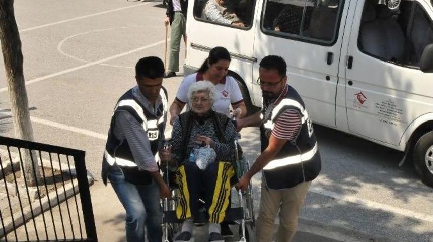 Yaşlılar Ve Engelliler Oylarını Kullandı