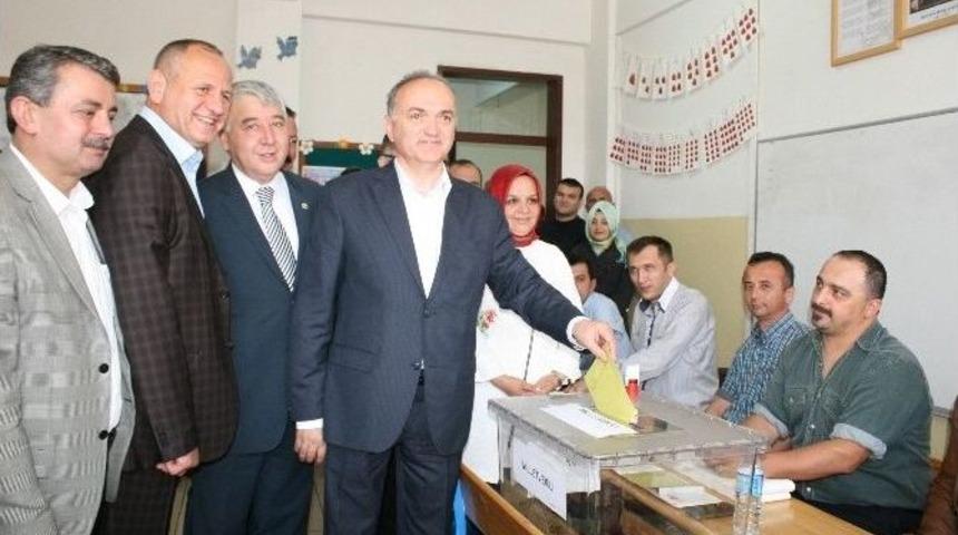 Ak Parti D&uuml;zce Milletvekili Adayları Oylarını Kullandı