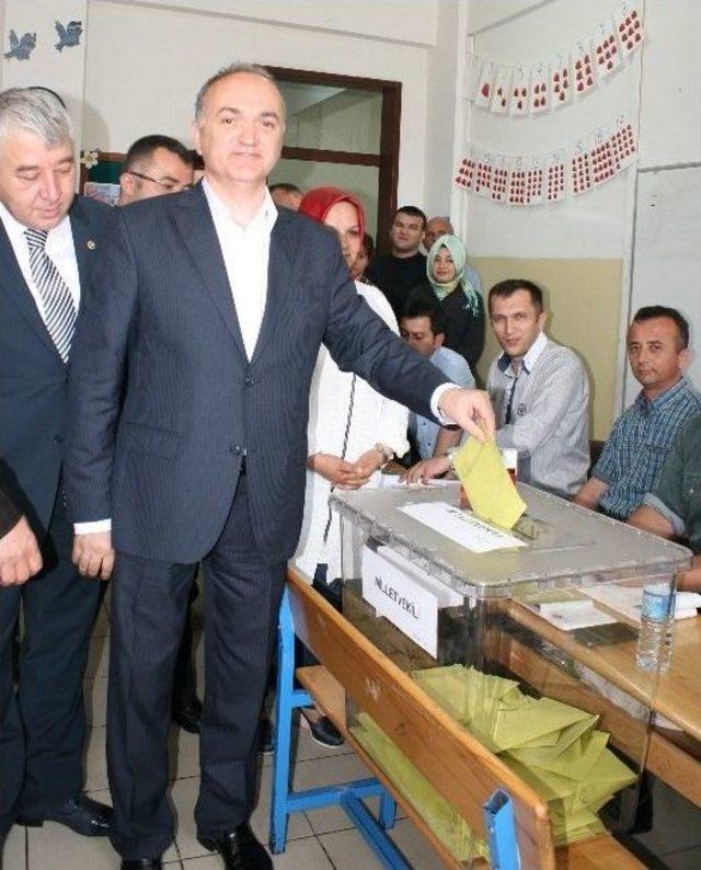 Ak Parti Düzce Milletvekili Adayları Oylarını Kullandı