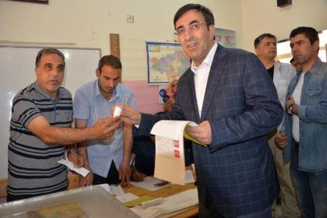 Bakanlar, Yılmaz Ve Eker, Diyarbakır'da Oy Kullandı