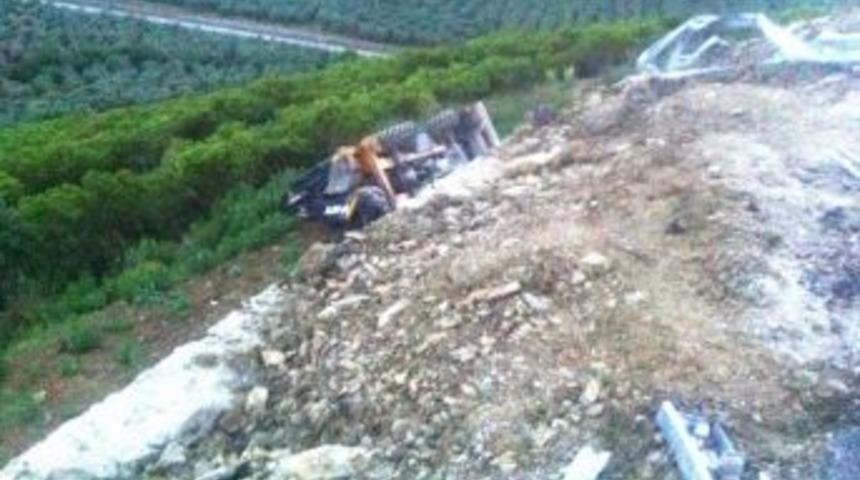 Bursa&rsquo;da İş Makinası Şarampole Devrildi: 2 Yaralı