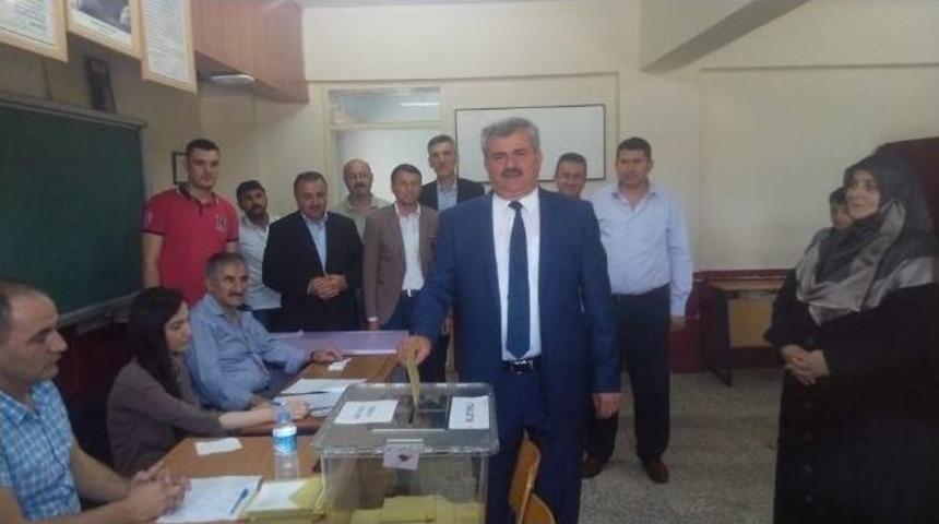 &Ccedil;aturoğlu Ve Demirtaş Oylarını Kullandı