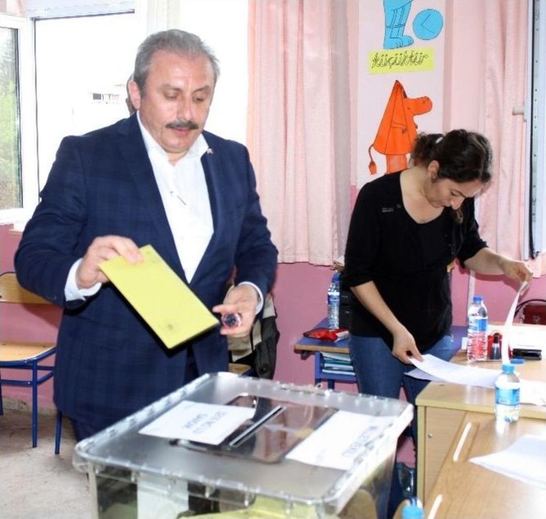 Ak Partili Şentop Ve Zengin Birlikte Oy Kullandı