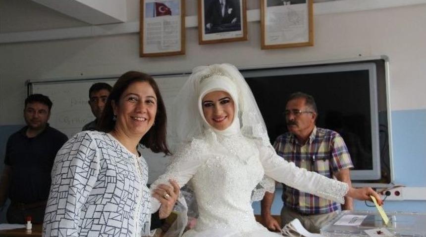 Oyunu Gelinliğiyle Kullandı