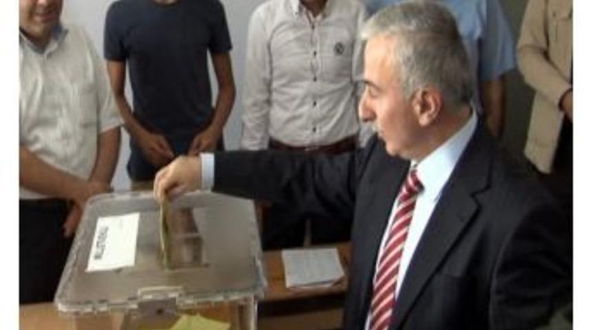 Vali Kamçı Eşiyle Birlikte Oyunu Kullandı