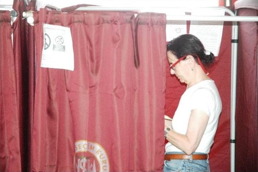 &Uuml;nl&uuml; Oyuncu Fatma Girik Ve Aydın Doğan Bodrum&rsquo;da Oy Kullandı