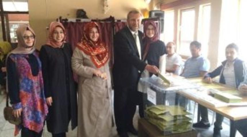 Ak Parti K&uuml;tahya Milletvekili Adayı Ahmet Tan Oyunu Gediz&rsquo;de Kullandı