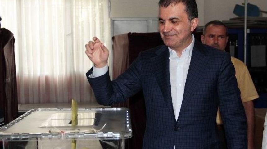 Bakan &Ccedil;elik, Oyunu Mezun Olduğu İlkokulda Kullandı