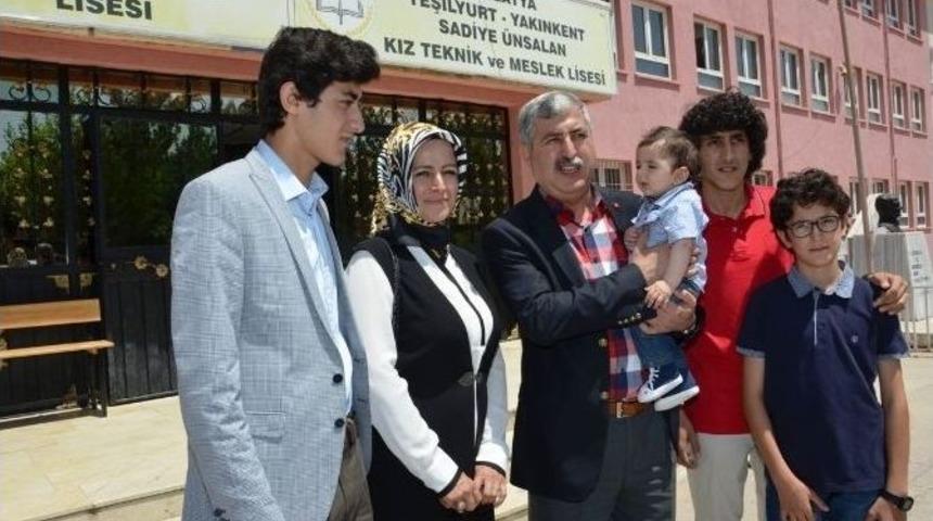 Belediye Başkanı Polat, Oyunu Ailesiyle Birlikte Kullandı