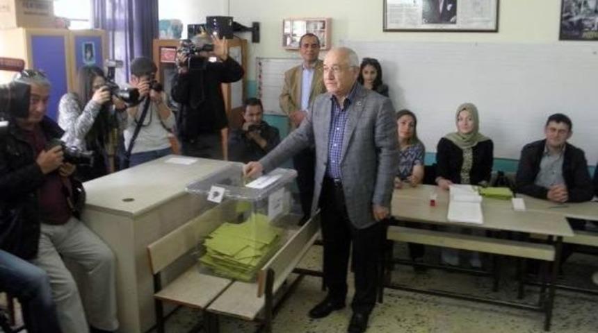 Siyasiler G&ouml;lbaşı'nda Oyunu Kullandı