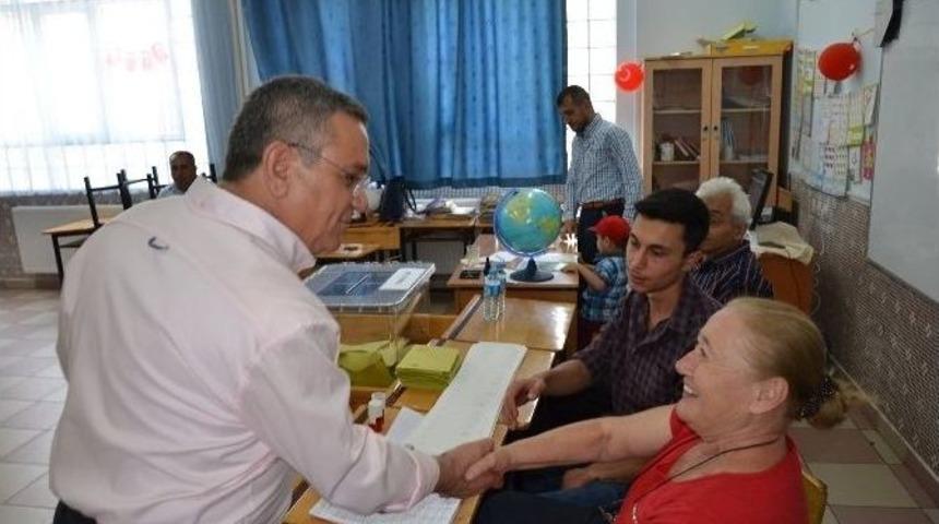 Kuşadası’nda Oy Verme İşlemleri Devam Ediyor