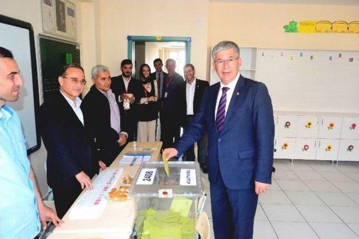 Ak Parti Vekil Adayları Oylarını Kullandı G1