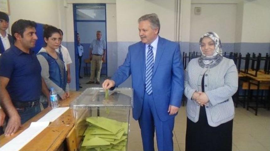 Vali Kahraman Oyunu Kullandı