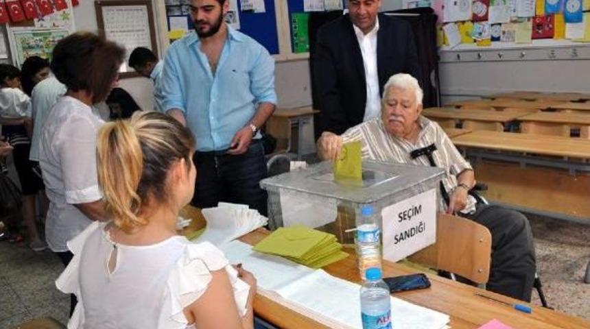 Chp Adayı, Babasını Tekerlekli Sandalyeyle Oy Kullanmaya G&ouml;t&uuml;rd&uuml;