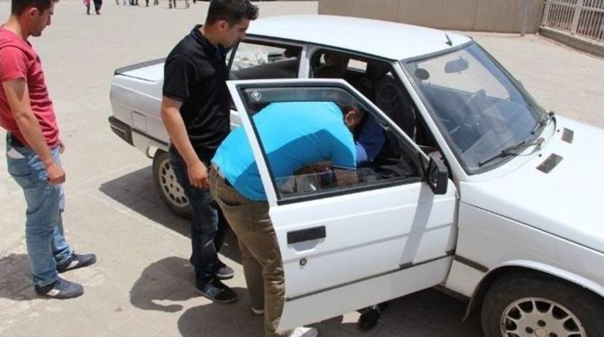 Fel&ccedil;li Babasını Sırtında Taşıyarak Oy Kullanmasını Sağladı