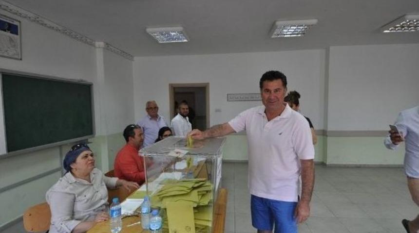 Başkan Kocadon Oyunu Eşi Ve Kızıyla Birlikte Kullandı