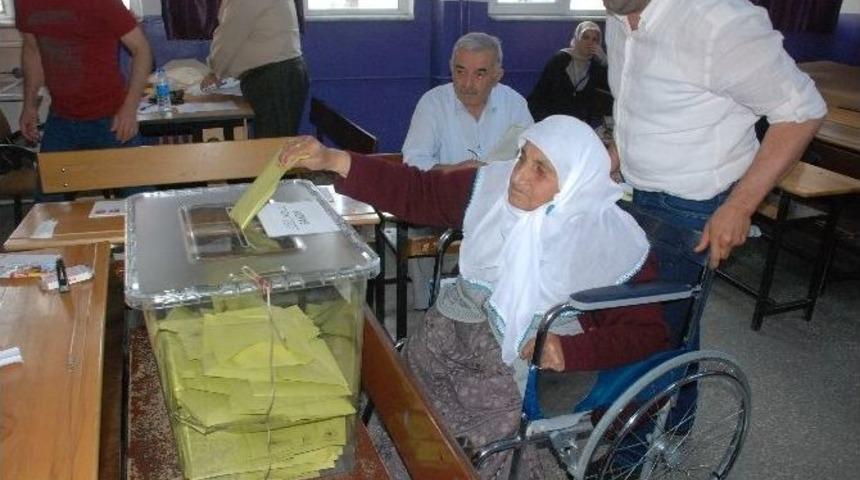 85 Yaşındaki Nine Tekerlekli Sandalye İle Oy Kullandı