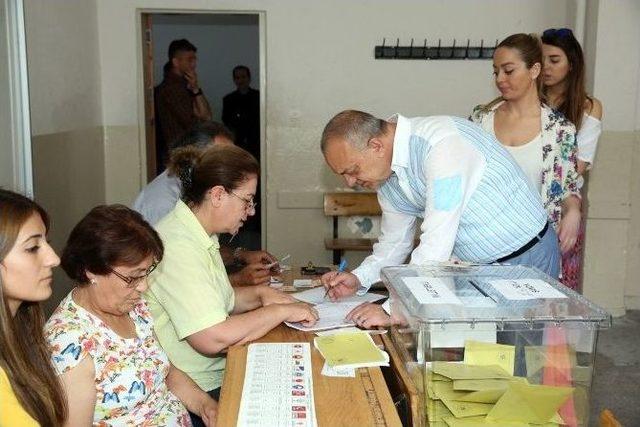 Manisa Büyükşehir Belediye Başkanı Ergün Oyunu Kullandı