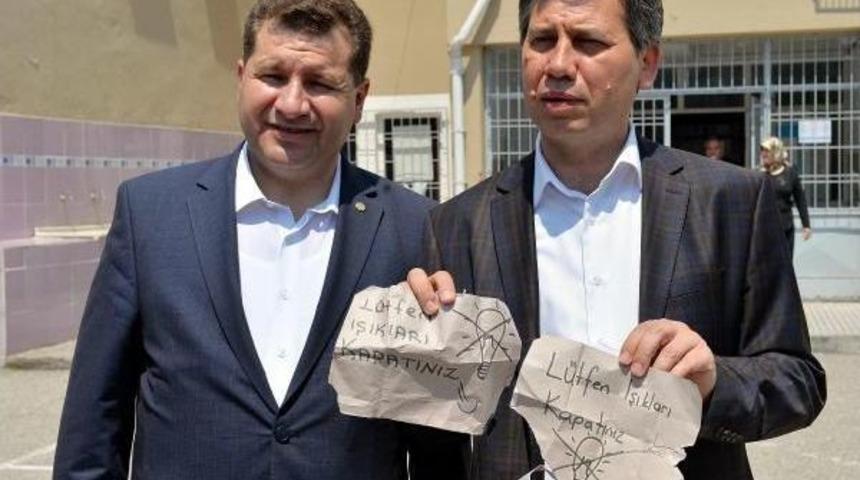 Seçim Kabininde 'lütfen Işıkları Kapatınız' Yazısı