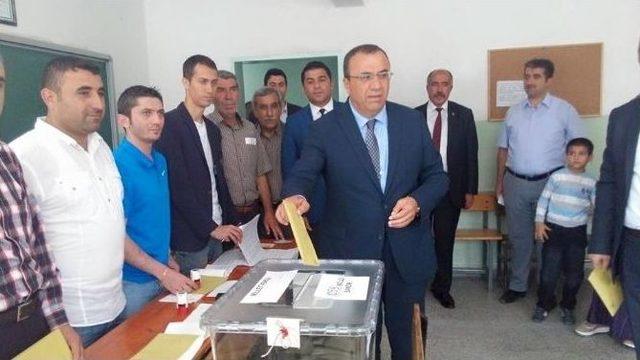 Sungurlu&rsquo;da Vatandaşlar Oy Kullanmak İ&ccedil;in Okullara Akın Etti 1