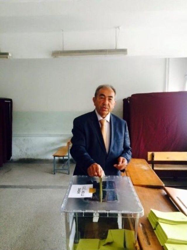 Sungurlu&rsquo;da Vatandaşlar Oy Kullanmak İ&ccedil;in Okullara Akın Etti 2